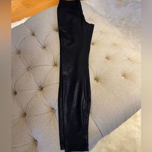 Black shimmer lululemon leggings, like new, size 6, 28”